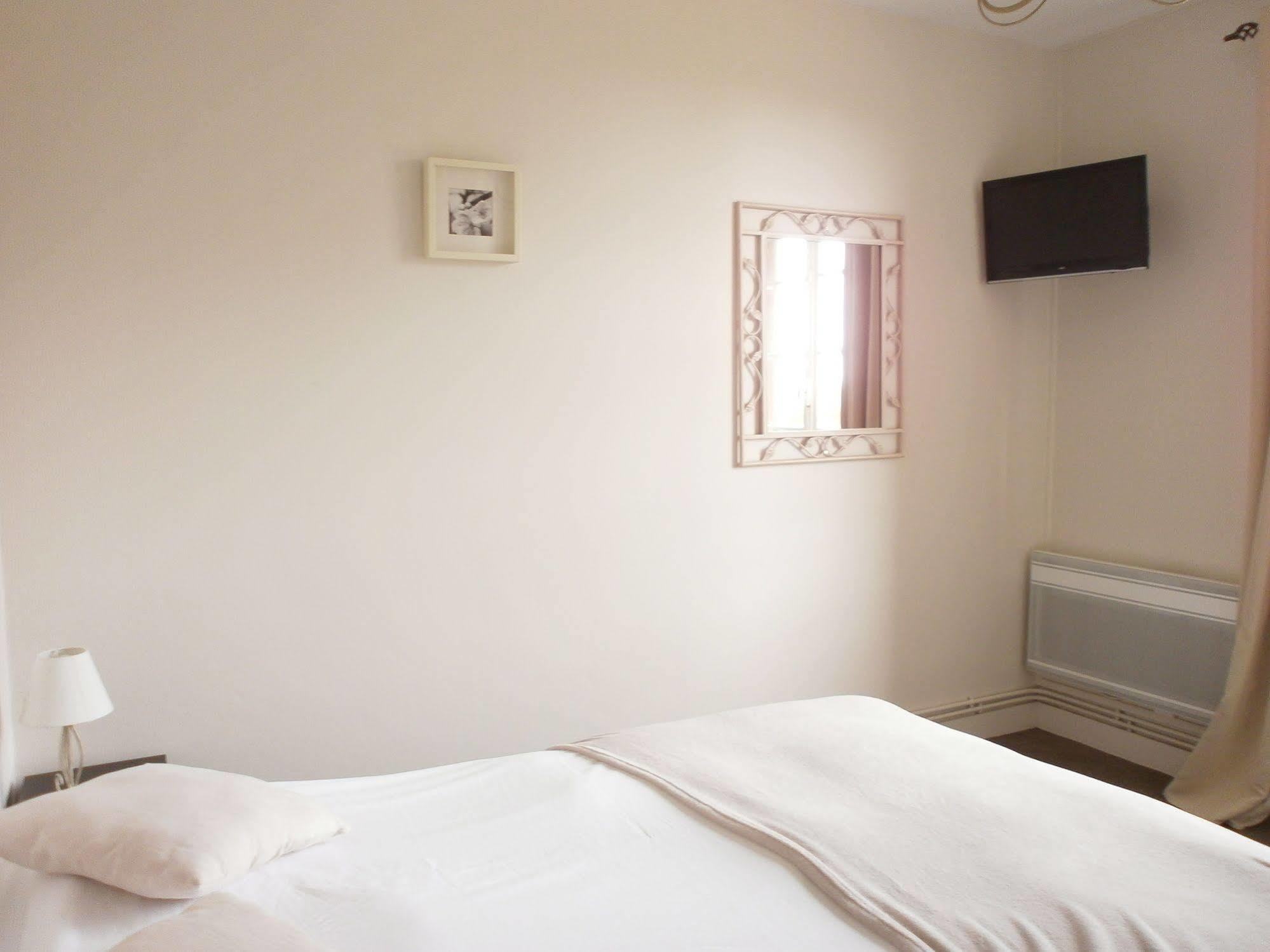 Logis Auberge Des Aulnettes Hérouville-Saint-Clair Екстериор снимка